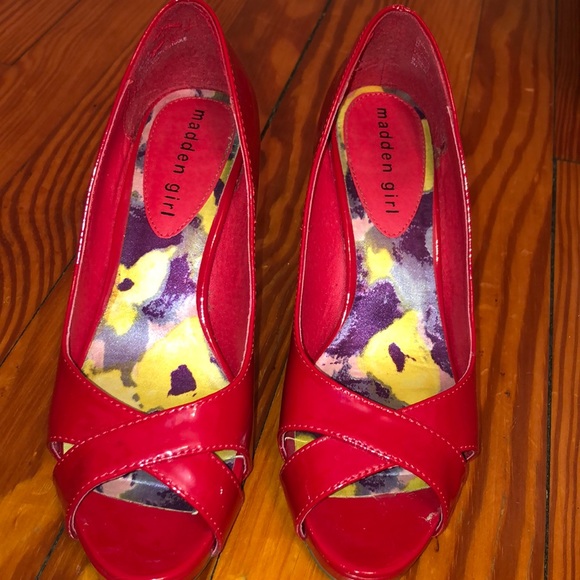 Red high heels - Picture 1 of 3